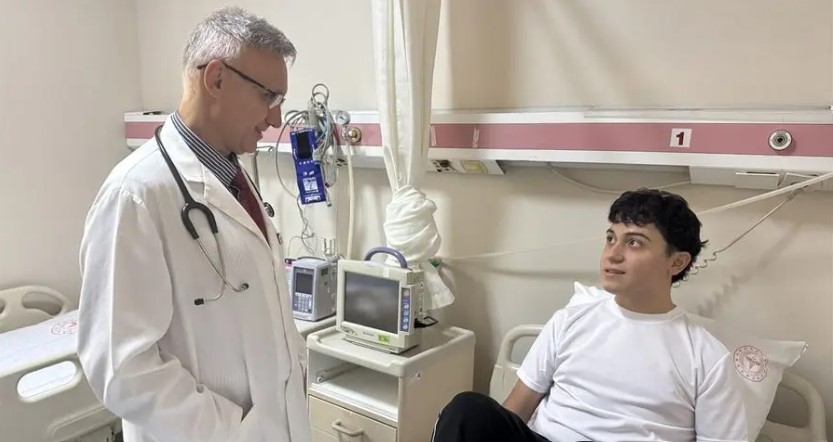 17 Yaşındaki Hidayet Eren'e İzmir'de Hayat Kurtaran Operasyon: 'Ross Ameliyatı' ile Sağlığına Kavuştu