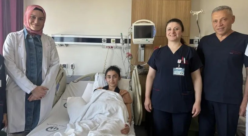 KTÜ Farabi Hastanesinde Zamana Karşı Yarış: Kopan Sağ Ana Bronşu Ameliyat Edilen Genç Kız Hayata Tutundu