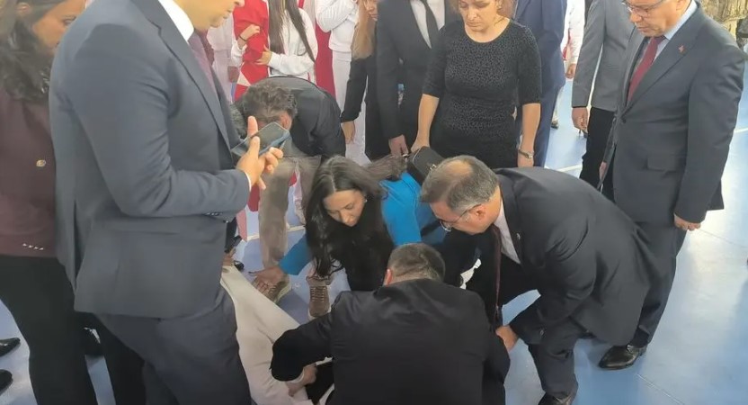 Afyonkarahisar'da Törende Bayılan Öğrenciye İlk Müdahale Protokolden Geldi