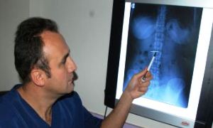 10 yıldır X ray cihazının ötmesinin sebebi midesindeki 4,5 santimlik iğneymiş