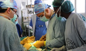 Afrikalı çocuklara Türk doktorlardan yardım eli