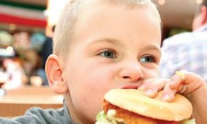 Tıka basa yedirmek çocuklarda Tip 2 diyabete yol açıyor