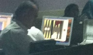 Hastalar kuyrukta personel oyunda