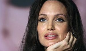 Angelina yaptı aldıran aldırana