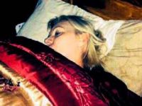 Yüz gerdirdi, 3 yıldır gözleri kapanmıyor