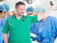 Doktor, doğum sırasında selfie çekti