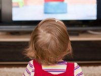 Uzun süre televizyon seyretmek çocuklarda dikkat eksikliğine yol açıyor