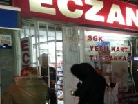 Eczacılar kendi önlemini aldı, kepenk arkasından ilaç satıyorlar