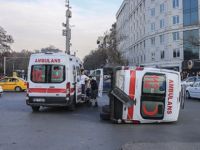 Başkentte ambulans devrildi: 2 yaralı