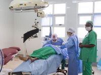 Türk doktorlar Uganda'da göz cerrahisi öğretti