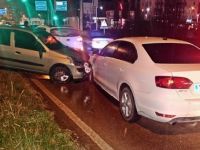 Otomobilin çarptığı kadın taklalar atarak sağlık merkezi önüne düştü