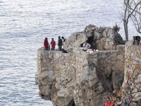 Antalya'da 15 yaşındaki genç falezlerden denize düştü