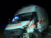 Şişli'de hasta taşıyan ambulans ağaca çarptı: 6 yaralı