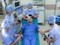 Hasta duygularını analiz etmek isteyen doktor, ameliyat masasına yattı