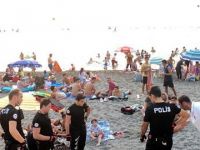 Plajda bira içen iki doktora para cezası