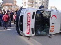Ambulans otomobille çarpıştı: 5 yaralı