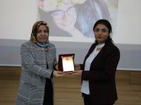 Hastanede 20 yılını dolduran hemşirelere plaket