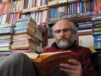 Emekli öğretmen, evinde 30 bin kitapla yaşıyor