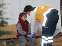 Yangından korkan çocuğu sağlık görevlisi sakinleştirdi
