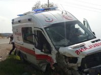 Ambulansla minibüs çarpıştı: 6 yaralı