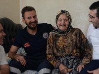 'Acil Servis'ten 105 yaşındaki nineye doğum günü sürprizi