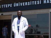 Gambiyalı doktor eğitim aldığı Hacettepe'de şifa dağıtıyor