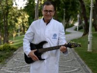 Rock’çı doktor kanser hastalarıyla konser verecek