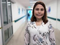 Hastane ile okul arasında mekik dokuyan Meral’in örnek başarısı