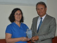 Hastanenin ilk doktor unvanını alan hemşire Yeliz Akatın'a plaket verildi