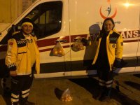 Deprem bölgesinde, sağlıkçılar için ambulans kapısına meyve poşeti astılar