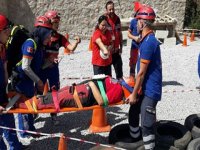 Gümüşhane Üniversitesi öğrencileri spor salonunda yaralı kurtarma tatbikatı yaptı