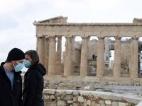 Yunanistan’da açık havada maske takma zorunluluğu yarından itibaren kaldırılıyor
