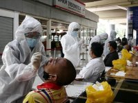 Kovid-19 vakalarında artış görülen Endonezya'da toplu aşılama yapıldı