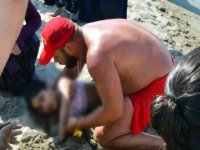 Denizde oynarken boğulma tehlikesi geçiren küçük kız cankurtaranların dikkati sayesinde kurtuldu