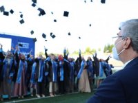 Sakarya Büyükşehir Belediye Başkanı Ekrem Yüce mezun öğrencileri tebrik etti