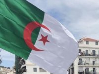 Cezayir'de Kovid-19 aşısını teşvik için cami önlerine stant kuruldu