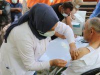 Karabük'te sağlık çalışanları aşı ve bilgilendirme çadırıyla farkındalığı artırmaya çalışıyor