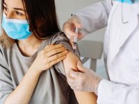 Yunanistan'da sağlık çalışanlarına Kovid-19 aşısı olma zorunluluğu getiriliyor