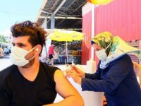 İzmir'de pazar yerinde Kovid-19 aşı standı kuruldu