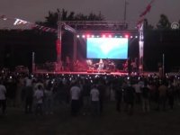 Adana'da sağlık çalışanlarına vefa konserinde, İlkay Akkaya sahne aldı