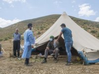 Tunceli'nin sarp dağlarını aşan sağlıkçılar 3 bin rakımlı Sarı Yayla'da göçerleri aşıladı