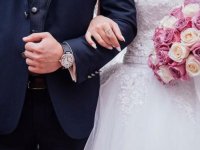 Gaziantep'te hastalığı nedeniyle düğüne katılamayan babaya hastanede gelin ve damat sürprizi