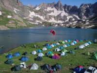 Terörden arındırılan Hakkari'deki Sat Buzul Gölleri'nde renkli festival