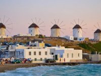 Mikonos Adası'nda Kovid-19 vaka sayılarındaki büyük artış sebebiyle özel önlemler alındı