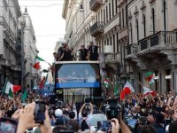 İtalya'da Kovid-19 vakalarındaki artışta Avrupa Şampiyonluğu kutlamalarının etkisi tartışılıyor