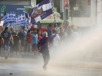 Yunanistan’da aşı karşıtları polisle çatıştı