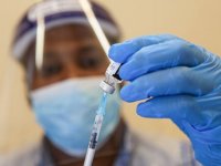 İngiltere'de Kovid-19 aşılarının 60 bin kişinin ölümünü engellediği tahmin ediliyor