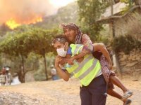 Yaşlı kadını sırtında taşıyan sağlıkçı ile eşinin fotoğrafı herkesi etkiledi