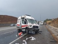 Bingöl'de ambulans devrildi: 3 yaralı
