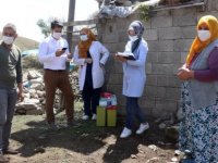 Sivas'ta aşı ekipleri Kovid-19 salgınıyla mücadeleyi köy köy dolaşarak sürdürüyor